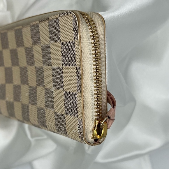 STEAL OF THE WEEK: LOUIS VUITTON Damier Azur Portefeiulle Clemence Wallet - Picture 4 of 14